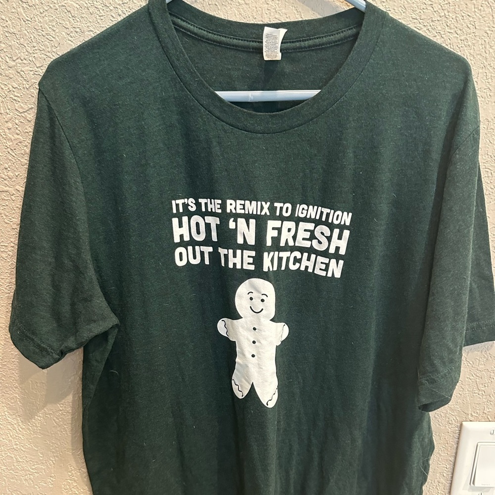 Women’s Holiday Gingerbread Tee, size XL